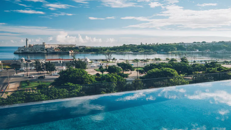 Imagen de la piscina infinita del hotel Iberostar Grand Packard, en La Habana