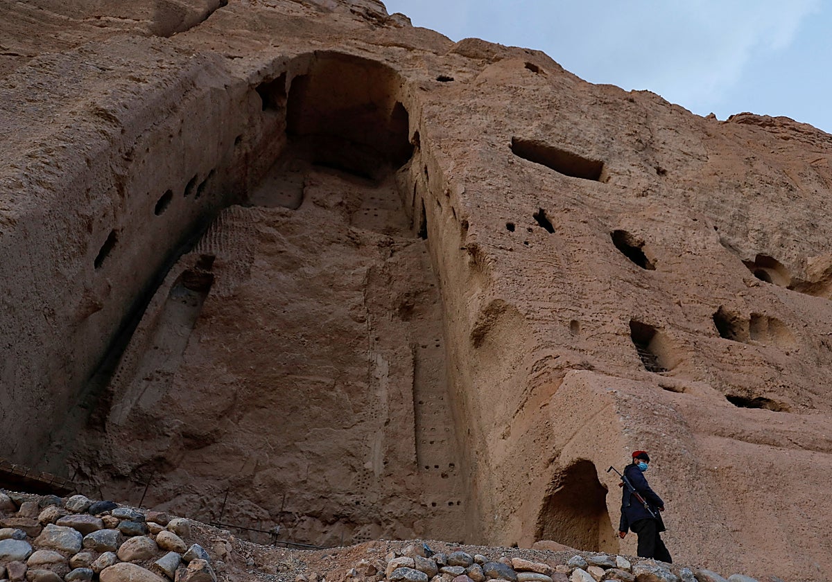 Un soldado talibán hace guardia frente a las ruinas de las estatuas de Buda, de 1.500 años de antigüedad, en Bamiyán, Afganistán, que fueron destruidas casi por completo en 2001