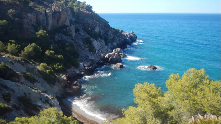 Un paseo por las mejores calas de Nerja: cuáles son y cómo llegar a ellas