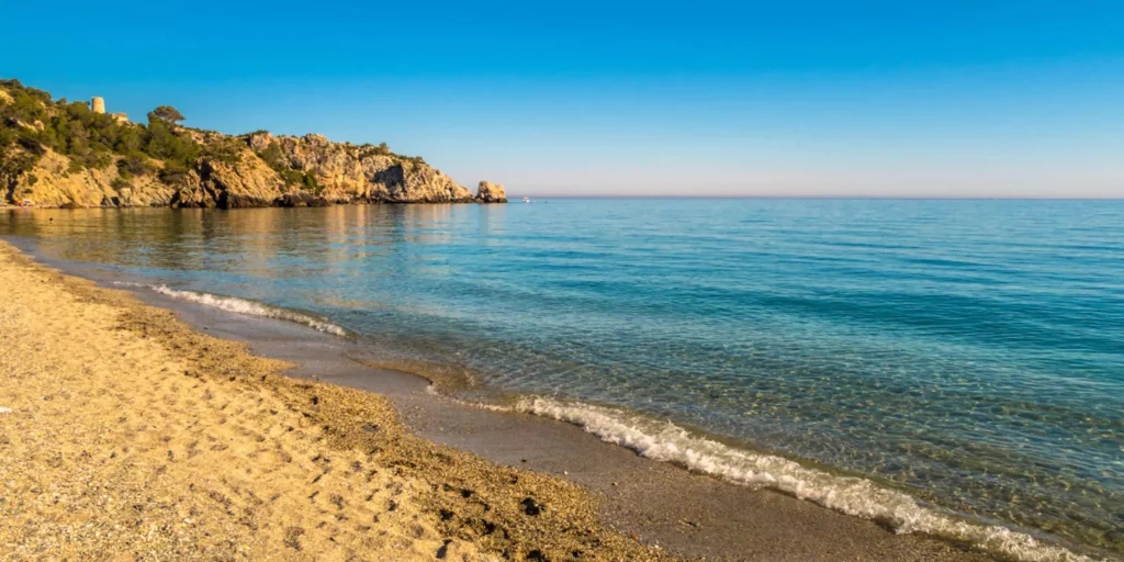 Un paseo por las mejores calas de Nerja: cuáles son y cómo llegar a ellas