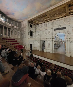 Imagen secundaria 2 - El Teatro Olímpico de Vicenza, en el noreste de Italia, fue planeado por el arquitecto italiano Andrea Palladio en 1580, año de su muerte, por lo que lo finalizó su discípulo Vincenzo Scamozzi.