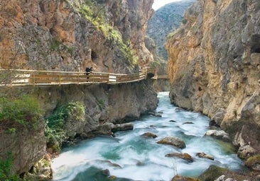 La espectacular ruta de pasarelas sobre las aguas más cristalinas de Granada