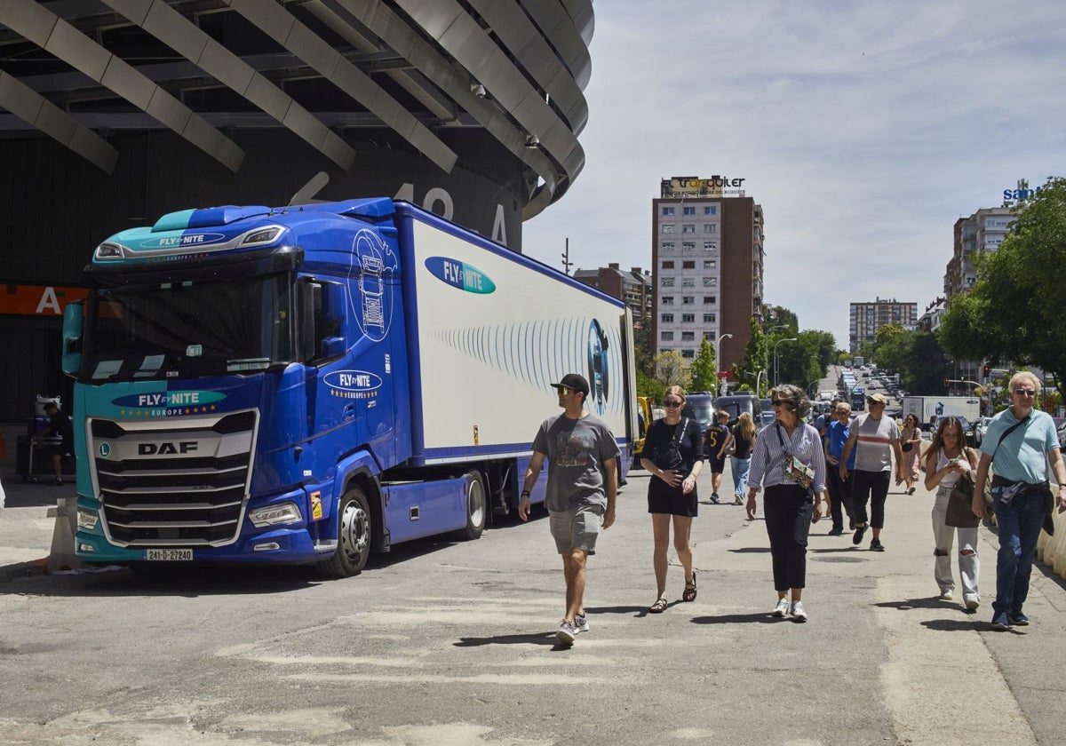 Uno de los camiones que transportan el material para el concierto de Taylor Swift junto al Santiago Bernabéu