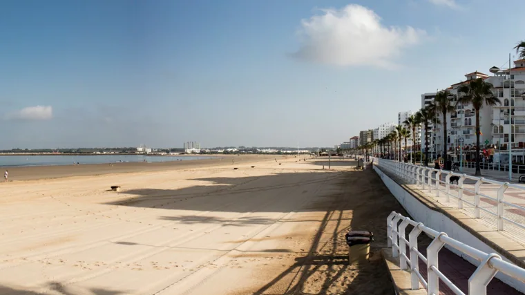 La playa de Valdelagrana, en El Puerto de Santa María, destaca por sus aguas habitualmente tranquilas y templadas