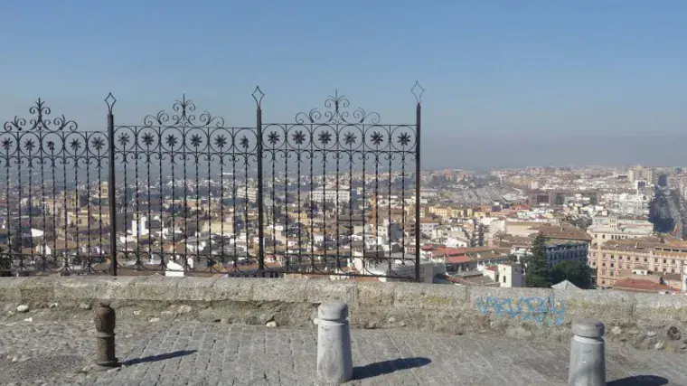 Vista desde el Carril de la Lona, junto a la Plaza de San Miguel, en el Albaicín