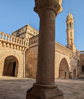 Imagen secundaria 2 - En esta zona hay unos setenta monasterios, algunos en ruinas y otros que están en la lista tentativa del Patrimonio de la Humanidad. En la foto superior, el templo de los adoradores del sol, construido en el 1700 a. C., con el techo sin argamasa, sobre el que se construyó el monasterio del Azafrán (Deyrulzafaran). A la izquierda, la entrada a este monasterio. A la derecha la iglesia de Meryem Ana, en el pueblo de Anitli (Hah en arameo), a 35 km de Midyat