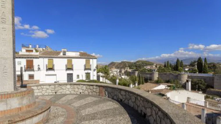 A la derecha, la milenaria muralla zirí, desde el mirador de San Cristóbal