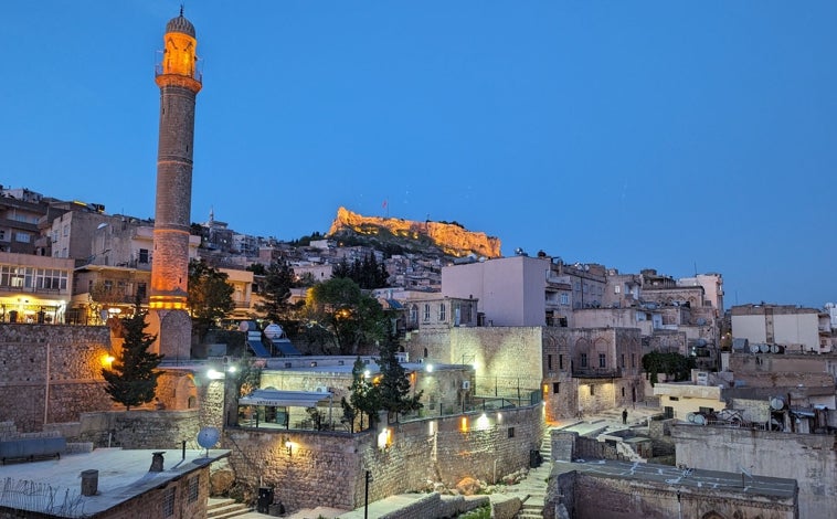 Imagen principal - En la foto superior, Mardin al atardecer. Sobre estas líneas, a la izquierda, Midyat. Entre ambas poblaciones hay una ruta de monasterios habitados por los siriacos (cristianos ortodoxos) desde hace más de 1.500 años. A la derecha, la cúpula de Teodora, en el monasterio de Mor Gabriel