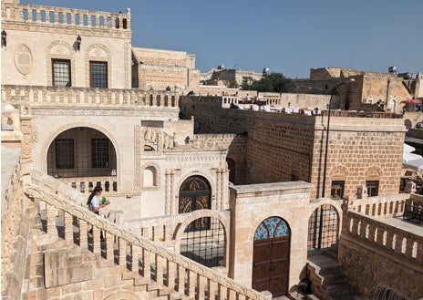 Imagen secundaria 1 - En la foto superior, Mardin al atardecer. Sobre estas líneas, a la izquierda, Midyat. Entre ambas poblaciones hay una ruta de monasterios habitados por los siriacos (cristianos ortodoxos) desde hace más de 1.500 años. A la derecha, la cúpula de Teodora, en el monasterio de Mor Gabriel