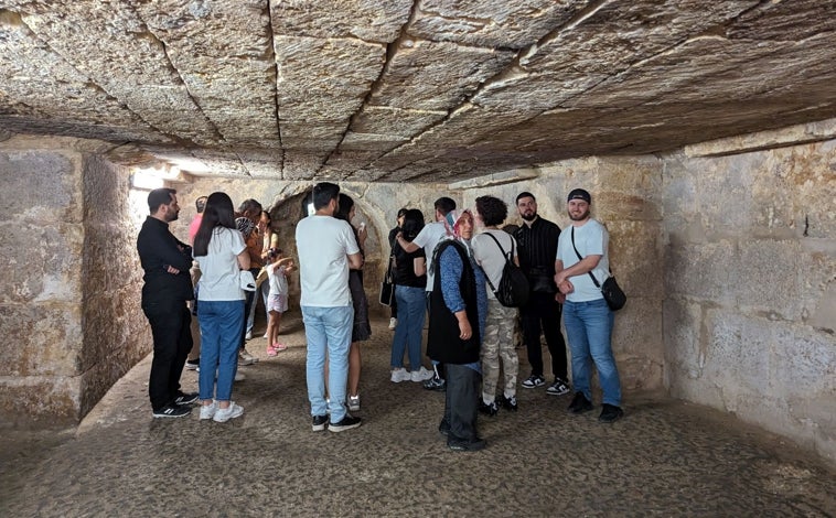 Imagen principal - En esta zona hay unos setenta monasterios, algunos en ruinas y otros que están en la lista tentativa del Patrimonio de la Humanidad. En la foto superior, el templo de los adoradores del sol, construido en el 1700 a. C., con el techo sin argamasa, sobre el que se construyó el monasterio del Azafrán (Deyrulzafaran). A la izquierda, la entrada a este monasterio. A la derecha la iglesia de Meryem Ana, en el pueblo de Anitli (Hah en arameo), a 35 km de Midyat