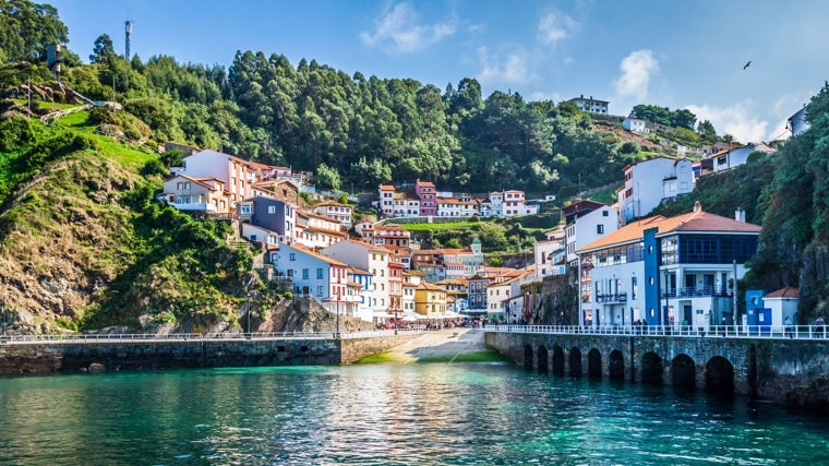 Cudillero, con sus calles apiñadas en la ladera