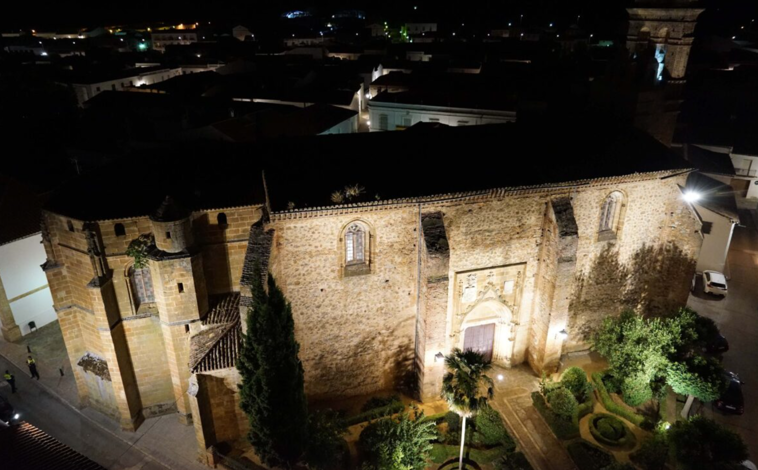 Imagen principal - La iglesia de Santiago Apóstol, Puerta de Villagarcía y Convento de Santa Clara