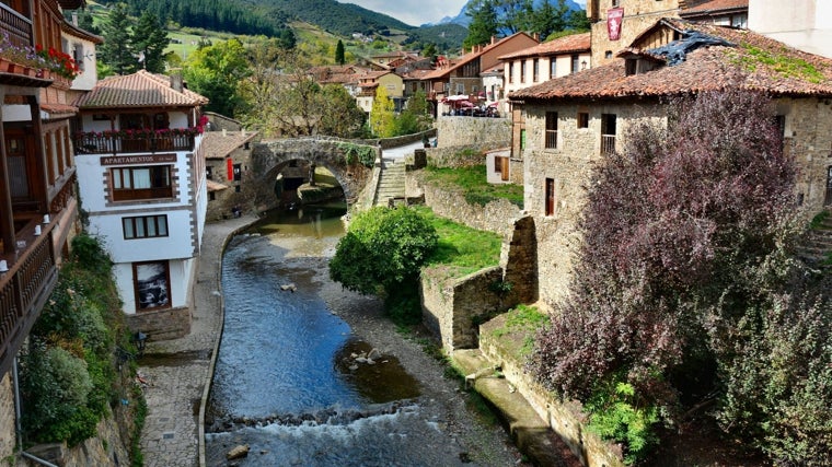 Potes, la Villa de los Puentes, cruzada por el río Quiviesa