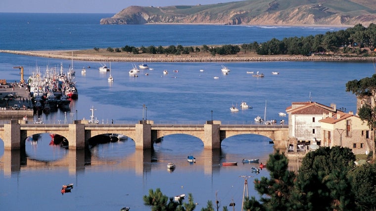 El puente de la Maza cruza la ría de San Vicente de la Barquera