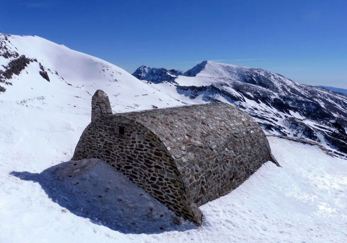 Refugio de La Carihuela, también llamado El Cilindro por su forma, a 3.200 metros de altitud