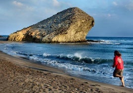 La playa de Almería que cautiva a Hollywood, elegida como una de las más bonitas de Europa