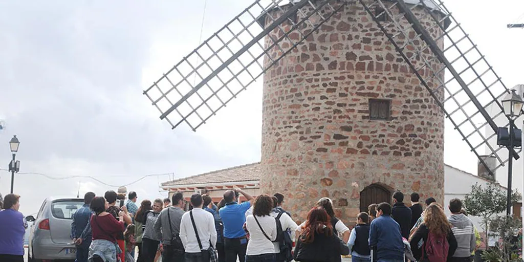 Este pueblo de Jaén esconde uno de los molinos de viento más parecidos a los del Quijote