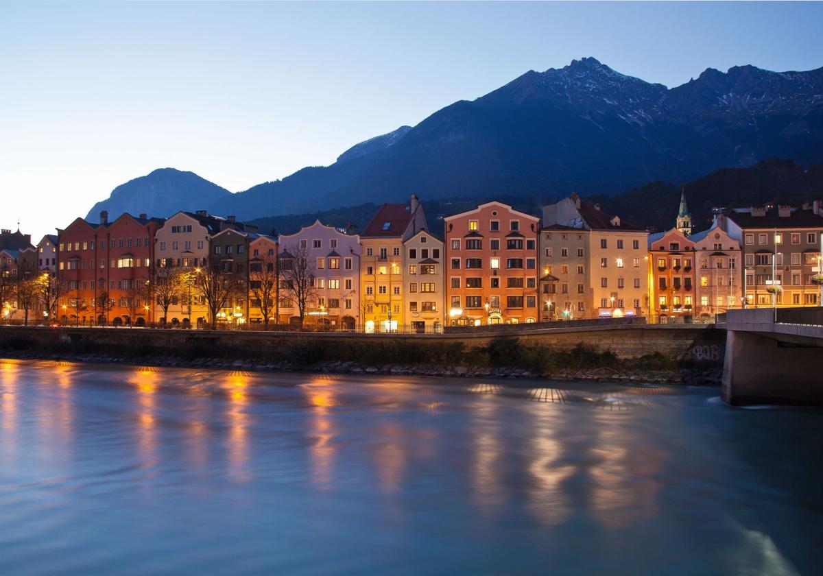 La orilla del río Inn y sus edificaciones es una de las imágenes más populares de Innsbruck