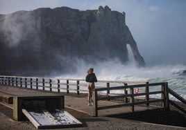 El pueblo pesquero francés de 1.200 habitantes que recibe 10.000 turistas al día