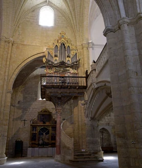 Imagen secundaria 2 - El órgano se instaló sobre una columna de madera que parece mármol (a la derecha), una situación no hallada en ningún otro lugar del mundo, según dice la Asociación de Amigos del Órgano de Palencia. En la foto superior, San Hipólito vista desde el coro. Sobre estas líneas, a la izquierda, el sotocoro, espacio techado que se encuentra debajo del coro de una iglesia