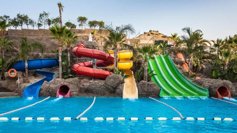 Toboganes de la piscina del Hotel Los Patos Park