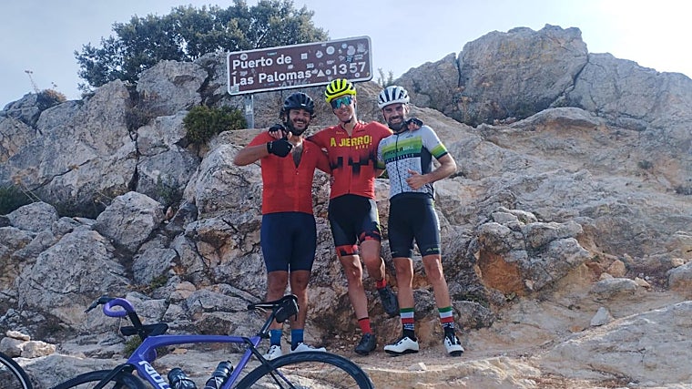 Cada fin de semana, miles de ciclistas procedentes de toda Andalucía acuden a este puerto a desafiar sus pendientes