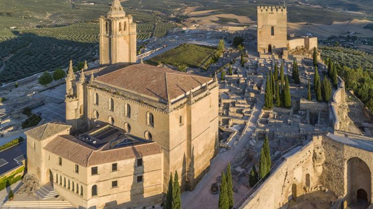 La fortaleza de La Mota alberga la iglesia mayor abacial