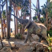 Esta es la playa de Marbella que tiene un elefante gigante en mitad de la arena