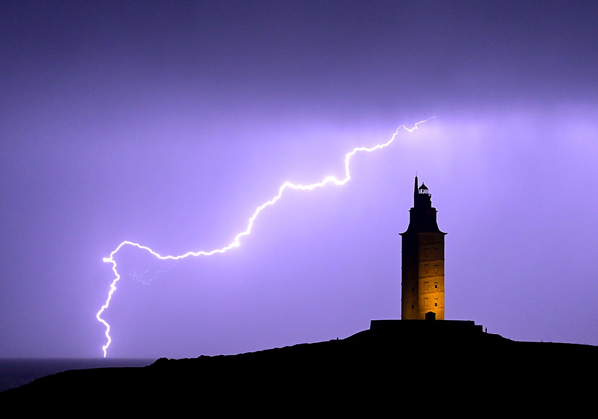 Un rayo sobre la Torre de Hércules, en una foto tomada el 26 de octubre de 2022