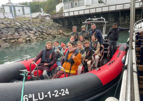 Imagen secundaria 1 - La lancha que parte del puerto deportivo de Ribadeo en Portillán con rumbo a la playa de As Catedrais con paradas en las cetáreas de Rinlo, Penacín y Estornín