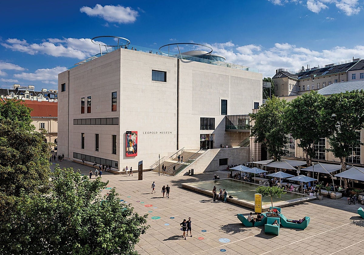 Entrada al Leopold Museum, un lugar para descansar hablar o tomar algo en las terrazas