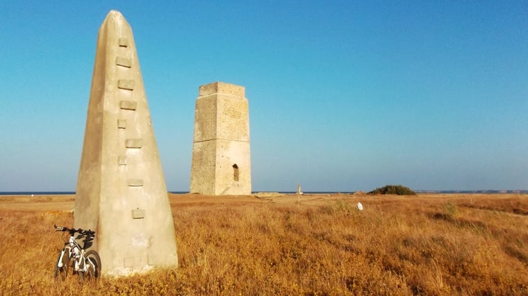 Obelisco de Morenaizyr junto a la Torre de Castilnovo