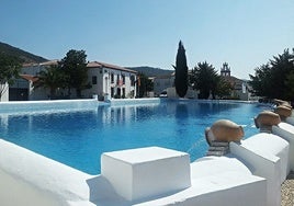 Esta alberca en la plaza de un pueblo es una 'piscina' muy especial en España