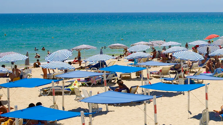 A Praia Do Barril tem um vasto areal e belas águas cristalinas