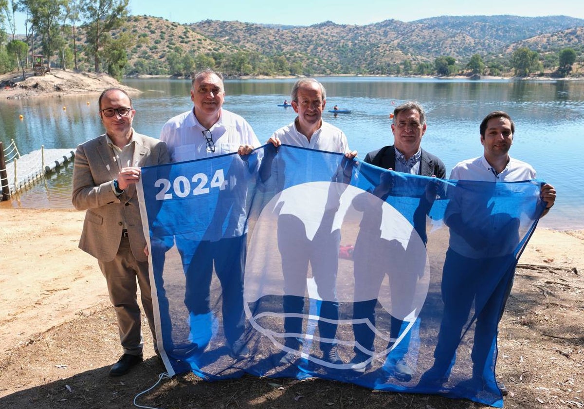 Arturo Bernal, Francisco Carmona, José Palacios y José Ayala, a las orillas de la playa de El Encinarejo.