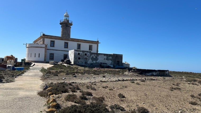 Faro e instalaciones de la Armada en el islote