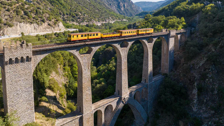 Imagen del Tren Amarillo atravesando el viaducto de Séjourné