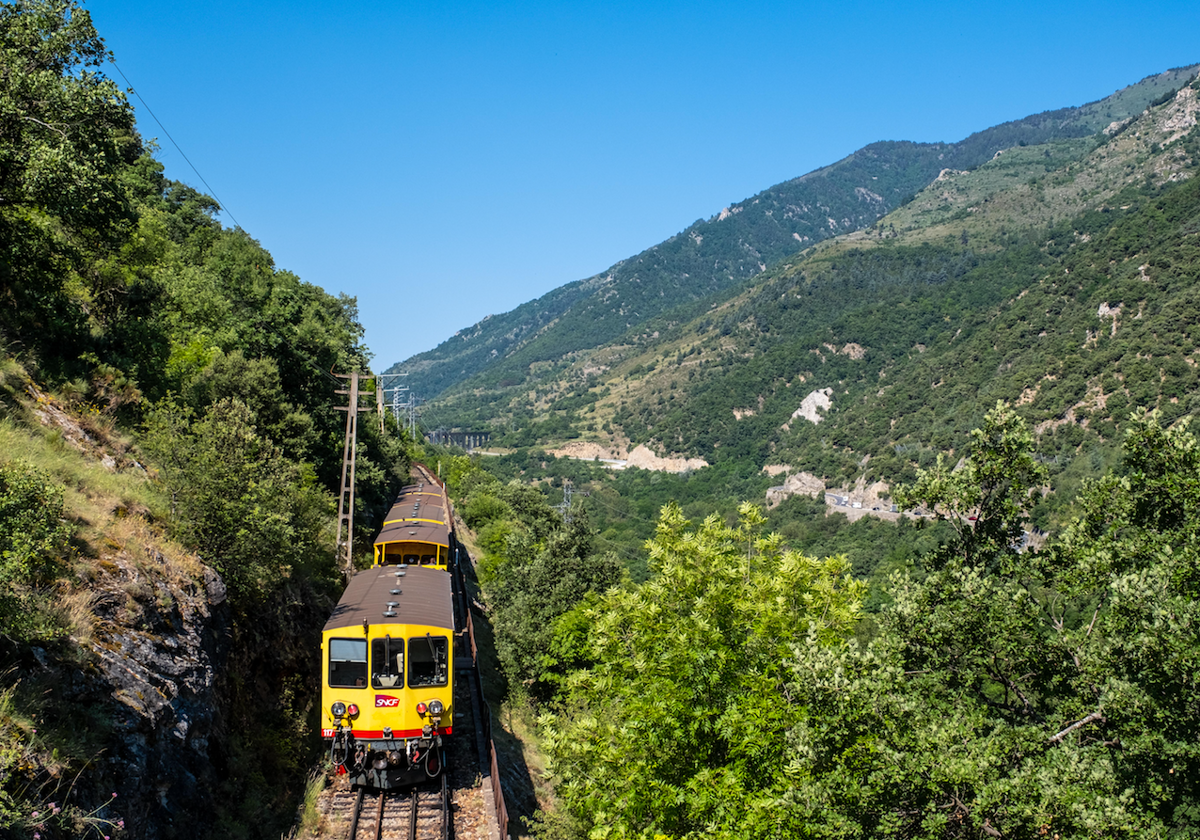 Imagen del tren amarillo que recorre los Pirineos Orientales