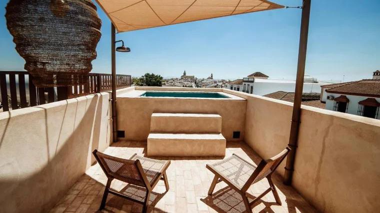 Piscina con vistas a la localidad de Fuentes de Andalucía