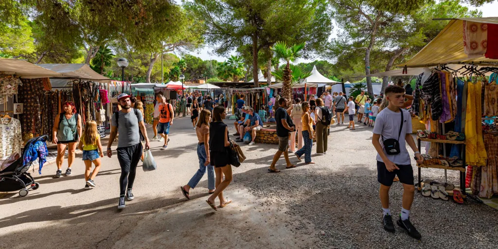 Los mercadillos más bonitos del verano: lugares donde aún vive la isla ‘hippie’