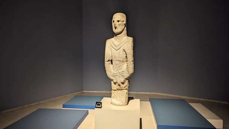 El Hombre de Urfa, considerada como la estatua de tamaño natural (1,80 m de altura) más antigua (9.000 a.C.) y mejor conservada, en el Museo Arqueológico de Sanliurfa