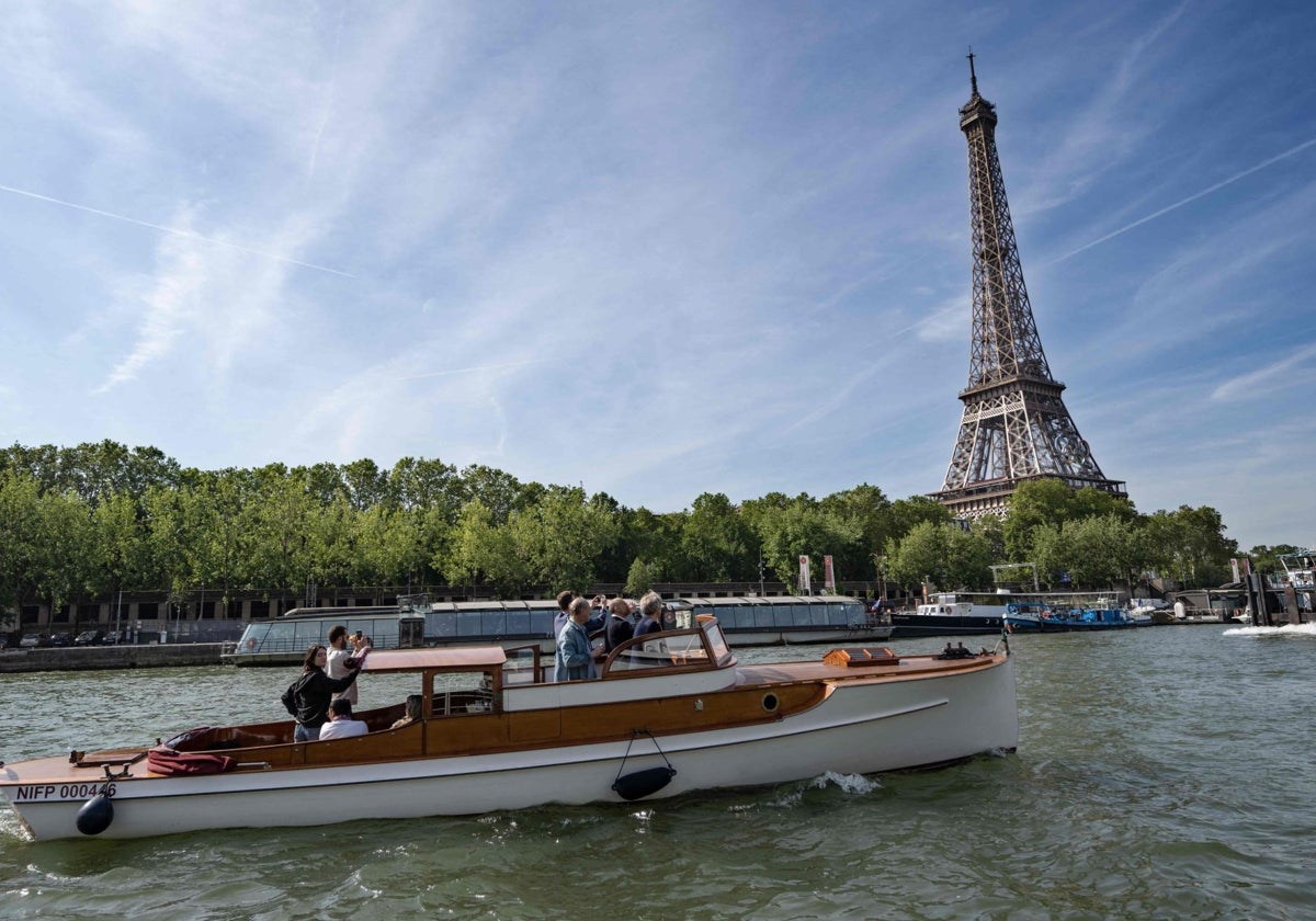 Un taxi acuático con turistas cerca de la Torre Eiffel