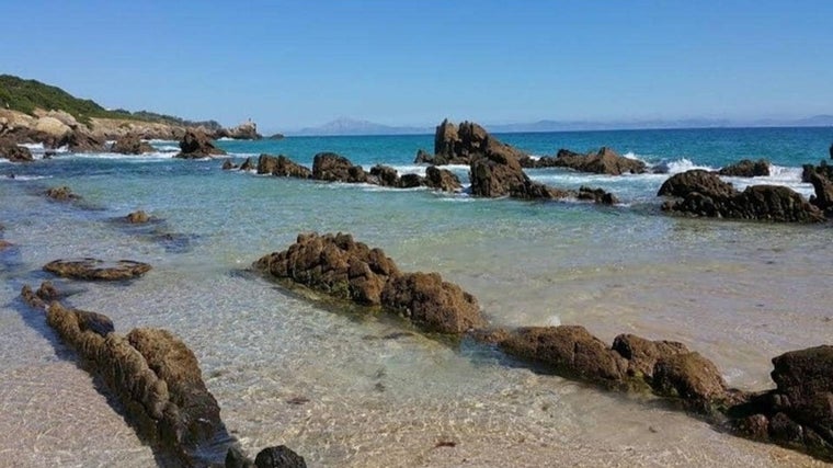 La disposición de las rocas de esta playa provocan que cuando baja la marea, se formen una serie de piscinas naturales