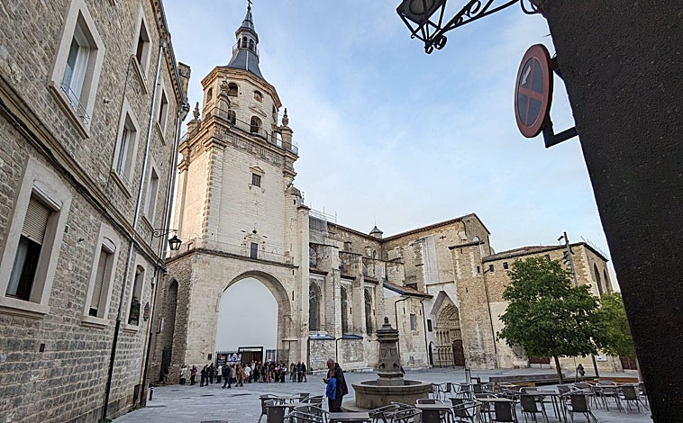 Imagen principal - El programa 'Abierto por obras' en la catedral (en la foto superior), con más de dos millones de visitas, es un éxito del turismo cultural que se remonta a 1999. Junto a estas líneas, un partido de cesta punta en el Pabellón de Olave. A la derecha, el bar La Torre, una institución en la que su dueño, Patxi López de Munain, ofrece una selección de exquisitos quesos y embutidos de toda España