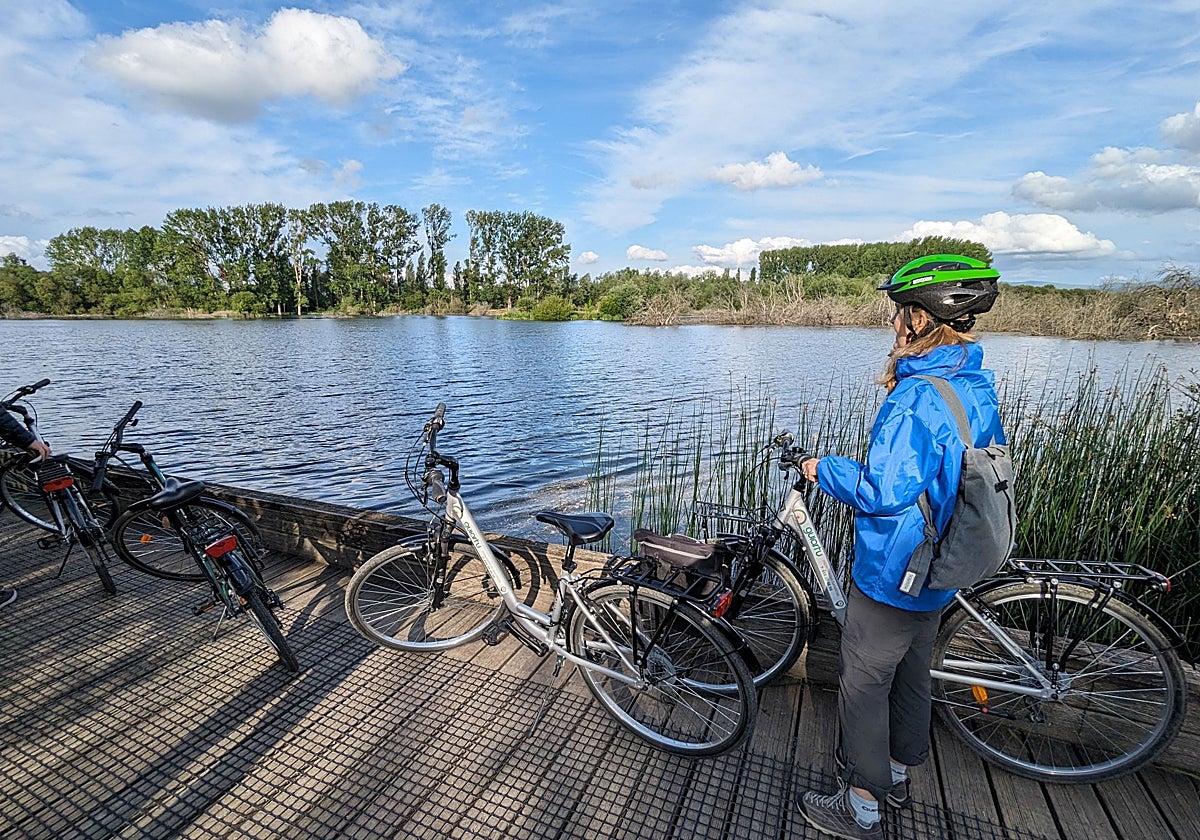 Ruta en bici por el Parque de Salburua, en el Anillo Verde de Vitoria