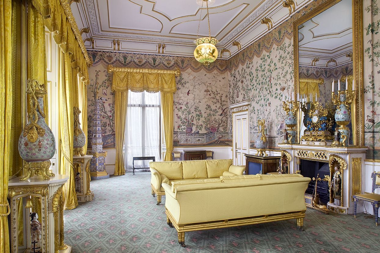 Una imagen de la Yellow Drawing Room, con sus imponentes porcelanas chinas