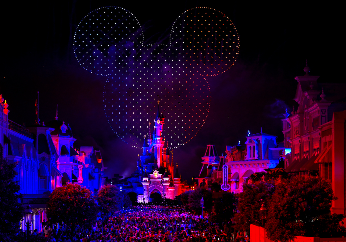 Imagen de la imagen creada con drones de la cabeza de Mickey Mouse en Disneyland Paris