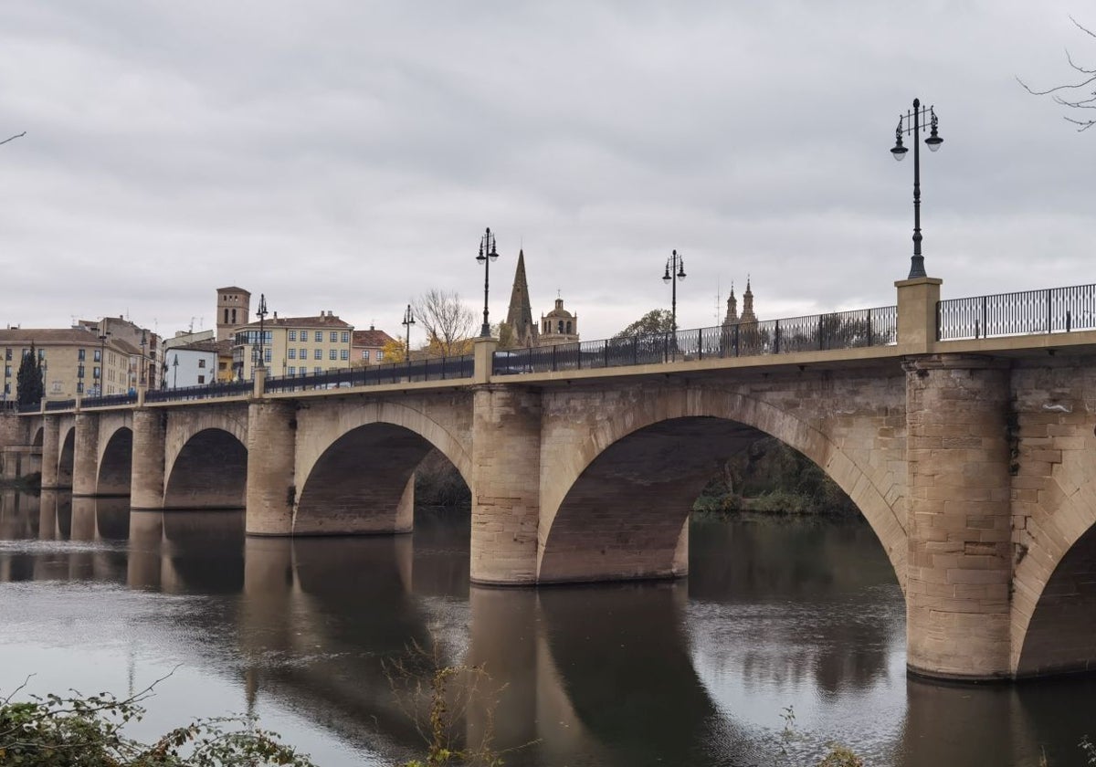El puente de San Juan de Ortega, el santo constructor, salva el río Ebro y es el símbolo de la ciudad