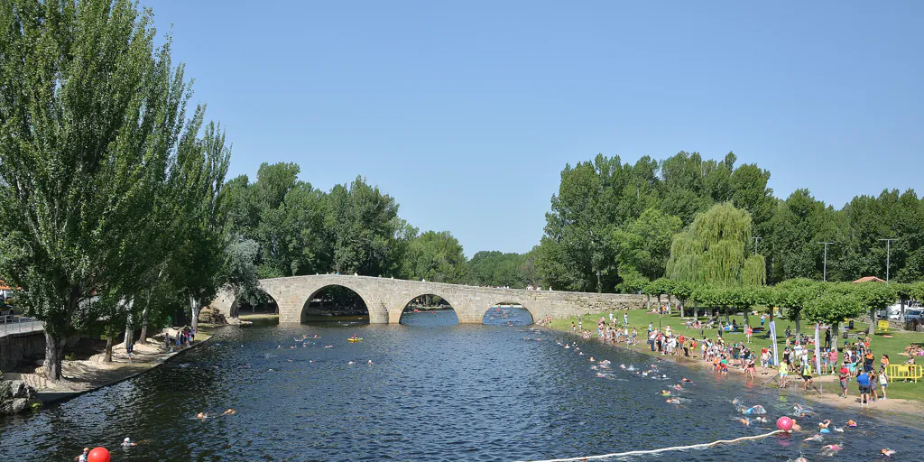 Un baño bajo un puente del siglo XVI a menos de dos horas de Madrid