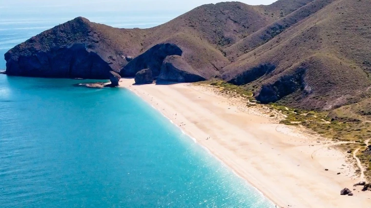 Vista de la conocida playa de Los Muertos en Carboneras